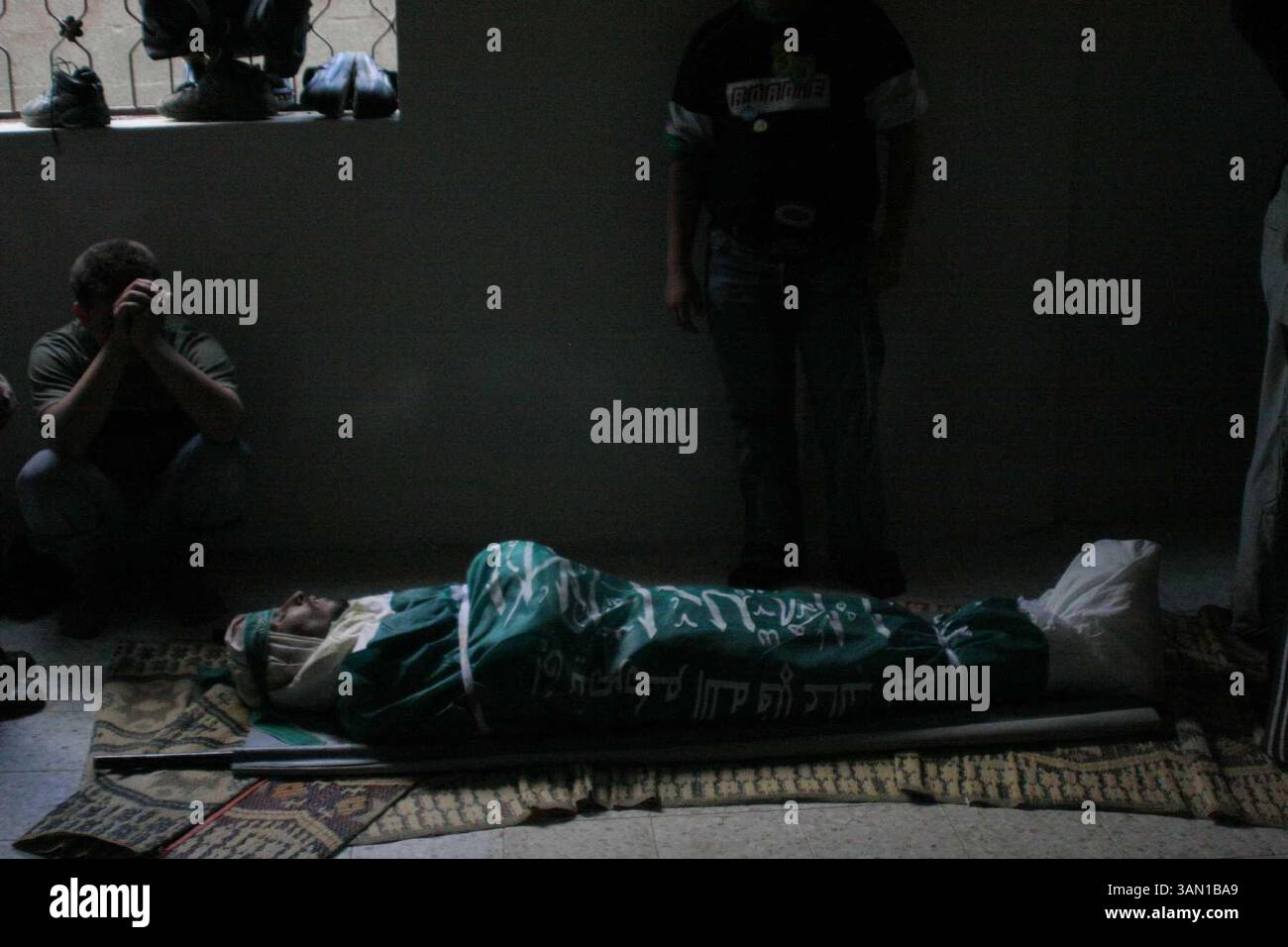 7 novembre 2006 - Stati Uniti - Un palestinese attende la sepoltura martedì 7 novembre 2006, in una moschea di Beit Hanoun ore dopo che le forze israeliane sono uscite dalla città della Striscia di Gaza. Una settimana di combattimenti a Gaza ha ucciso più di 50 persone. (Dion Nissenbaum/MCT) (immagine di credito: © Dion Nissenbaum/mct/ZUMAPRESS.com) Foto Stock