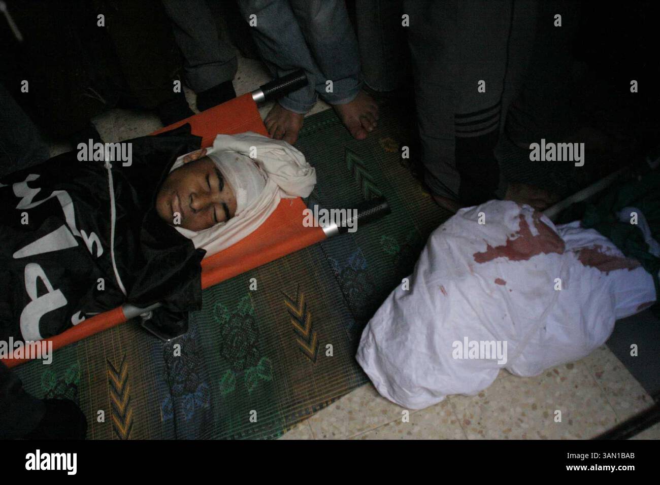 7 novembre 2006 - Stati Uniti - Un giovane palestinese attende la sepoltura martedì 7 novembre 2006, in una moschea di Beit Hanoun ore dopo che le forze israeliane sono uscite dalla città della Striscia di Gaza. Una settimana di combattimenti a Gaza ha ucciso più di 50 persone. (Dion Nissenbaum/MCT) (immagine di credito: © Dion Nissenbaum/mct/ZUMAPRESS.com) Foto Stock