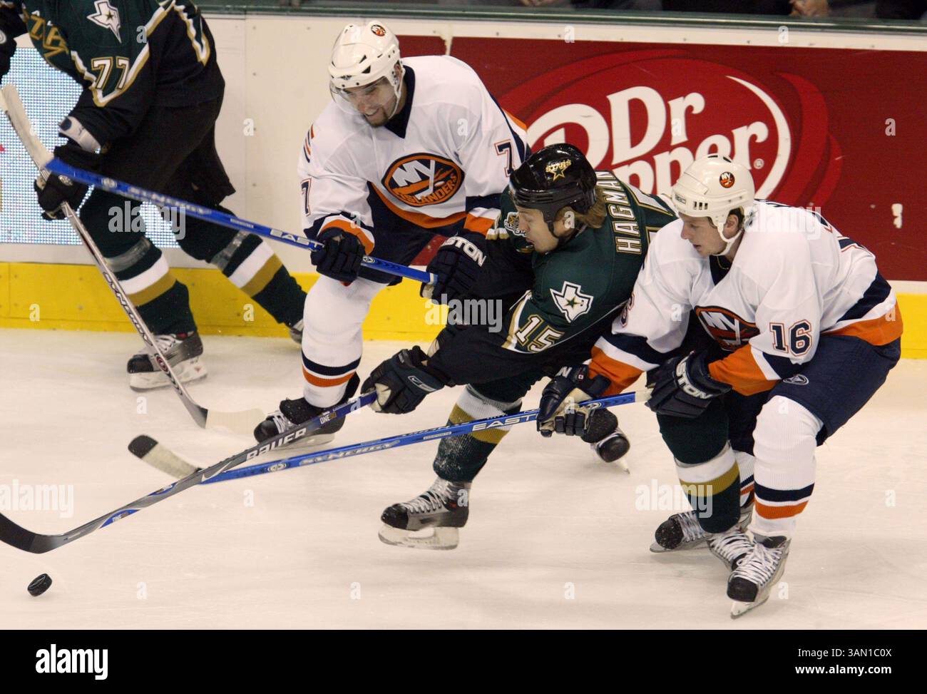 15 novembre 2006 - Stati Uniti - Niklas Hagman dei Dallas Stars combatte per il puck con Sean Hill (7) dei New York Islanders e Mike York (16) nel primo periodo all'American Airlines Center di Dallas, Texas, mercoledì 15 novembre 2006. Gli Islanders sconfissero le stelle per 3-0. (Sharon M. Steinman/Fort Worth Star-Telegram/MCT) (immagine di credito: © Sharon M. Steinman/mct/ZUMAPRESS.com) Foto Stock