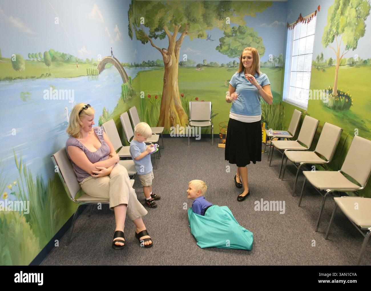 17 ottobre 2007 - Jack Walter, 5 anni, centro, incontra sua madre, Julie Walter, all'estrema sinistra, e il fratello minore Alex Walter, 2 anni, dopo una sessione di terapia sensoriale con la terapista occupazionale Kaela Hamm presso Pediatric Potential Rehab, Inc. A Longwood, Florida, 17 ottobre 2007. (Gary W. Green/Orlando Sentinel/MCT) (immagine di credito: © Gary W. Green/MCT/ZUMAPRESS.com) Foto Stock