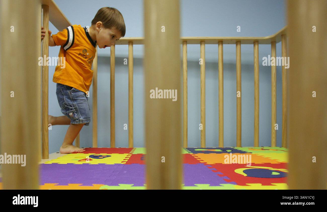 17 ottobre 2007 - Ty Crafton, 2, di Howie-in-the-Hills, Florida, si arrampica su uno scivolo durante una sessione di terapia sensoriale presso Pediatric Potential Rehab, Inc. A Longwood, Florida, 17 ottobre 2007. (Gary W. Green/Orlando Sentinel/MCT) (immagine di credito: © Gary W. Green/MCT/ZUMAPRESS.com) Foto Stock