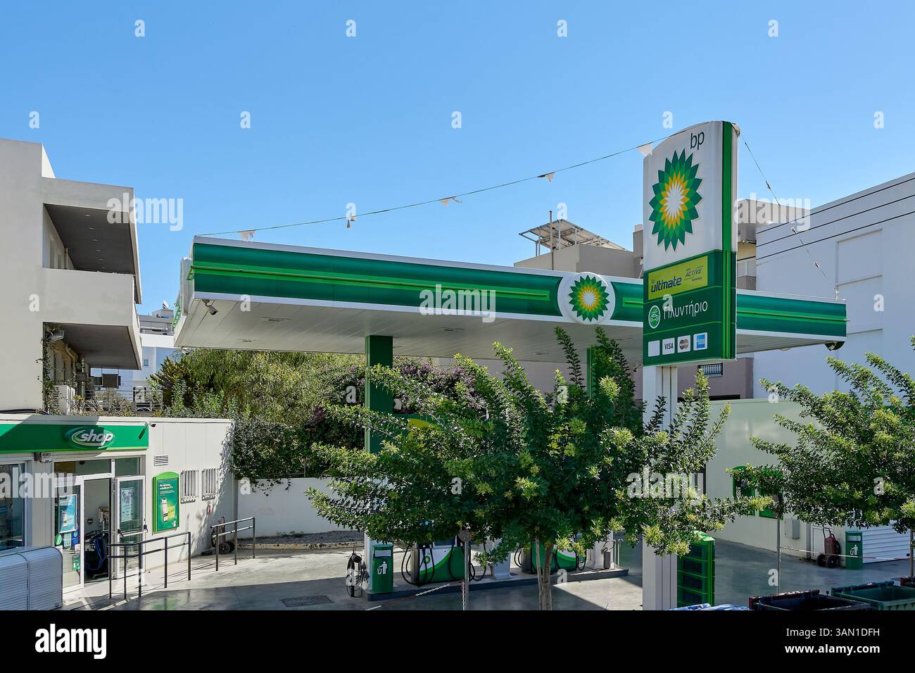 Creta. Grecia - 14 aprile 2025: 7 aprile 2025: Una moderna stazione di servizio BP con segnaletica tecnologica attiva e un logo floreale verde chiaro, ambientata tra la città di Los Angeles Foto Stock