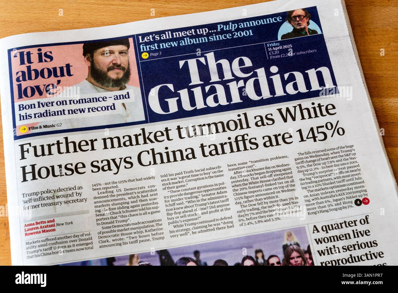 11 aprile 2025. Il titolo della prima pagina del Guardian legge ulteriori turbolenze di mercato, come dice la Casa Bianca le tariffe cinesi sono del 145%. Foto Stock