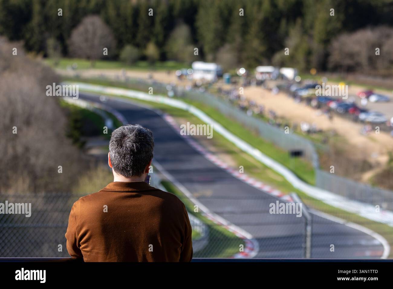 Da solo di fronte al Nurburgring Foto Stock