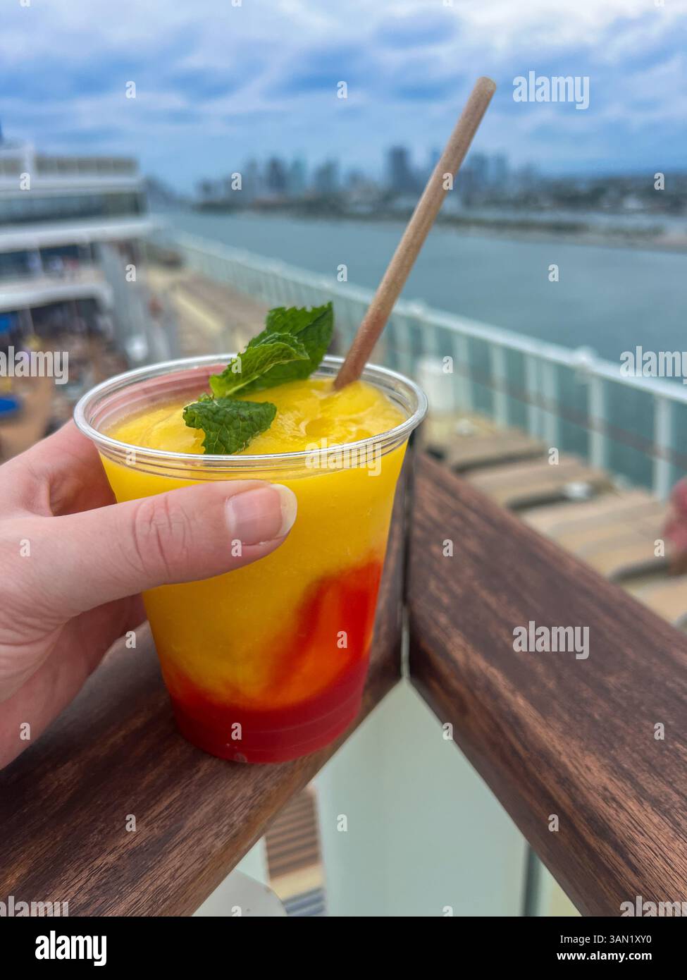 Naviga in modalità vacanza con una rinfrescante bevanda ghiacciata e vista sull'oceano. Foto Stock