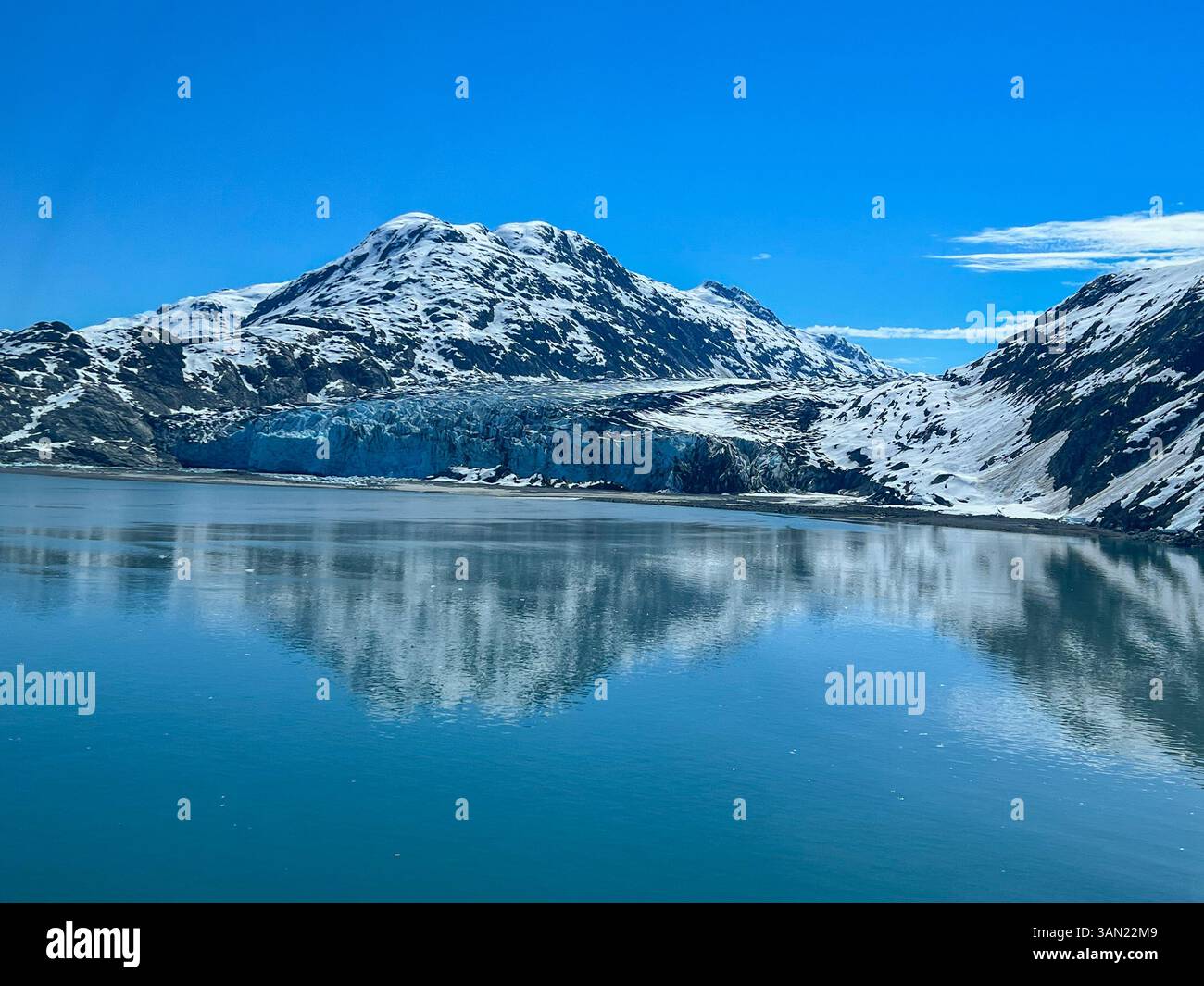 Una splendida vista di un ghiacciaio dell'Alaska, dove il ghiaccio incontra il cielo e l'acqua in uno spettacolo mozzafiato della potenza della natura. - Immagine stock catturata con smartphone
