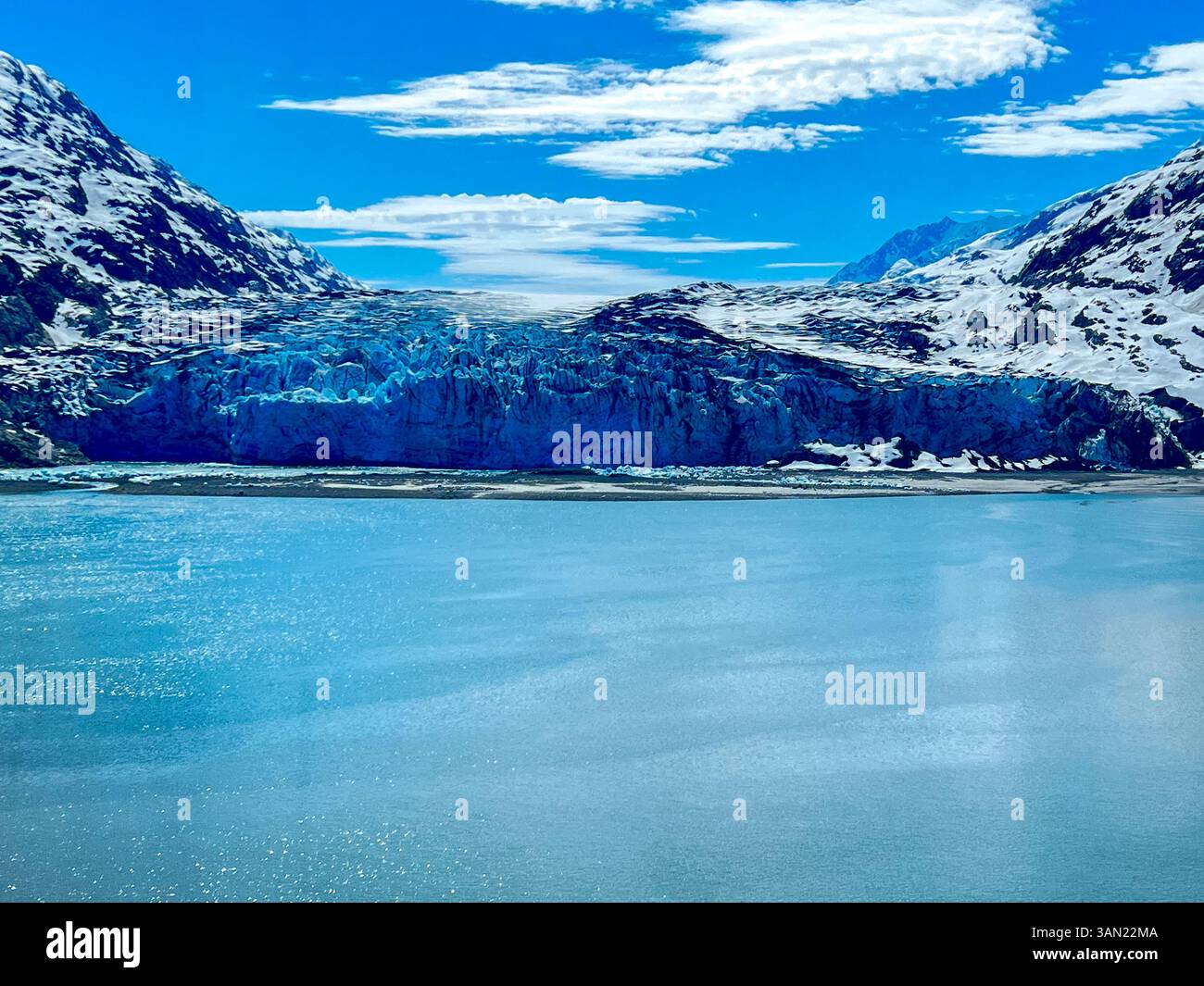 Torreggianti formazioni di ghiaccio e acque blu incontaminate mettono in mostra la bellezza selvaggia dei ghiacciai dell'Alaska. - Immagine stock catturata con smartphone