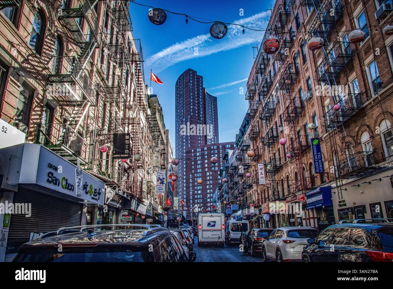 Questa è una vista che guarda a est nella chinatown di New York. Foto Stock