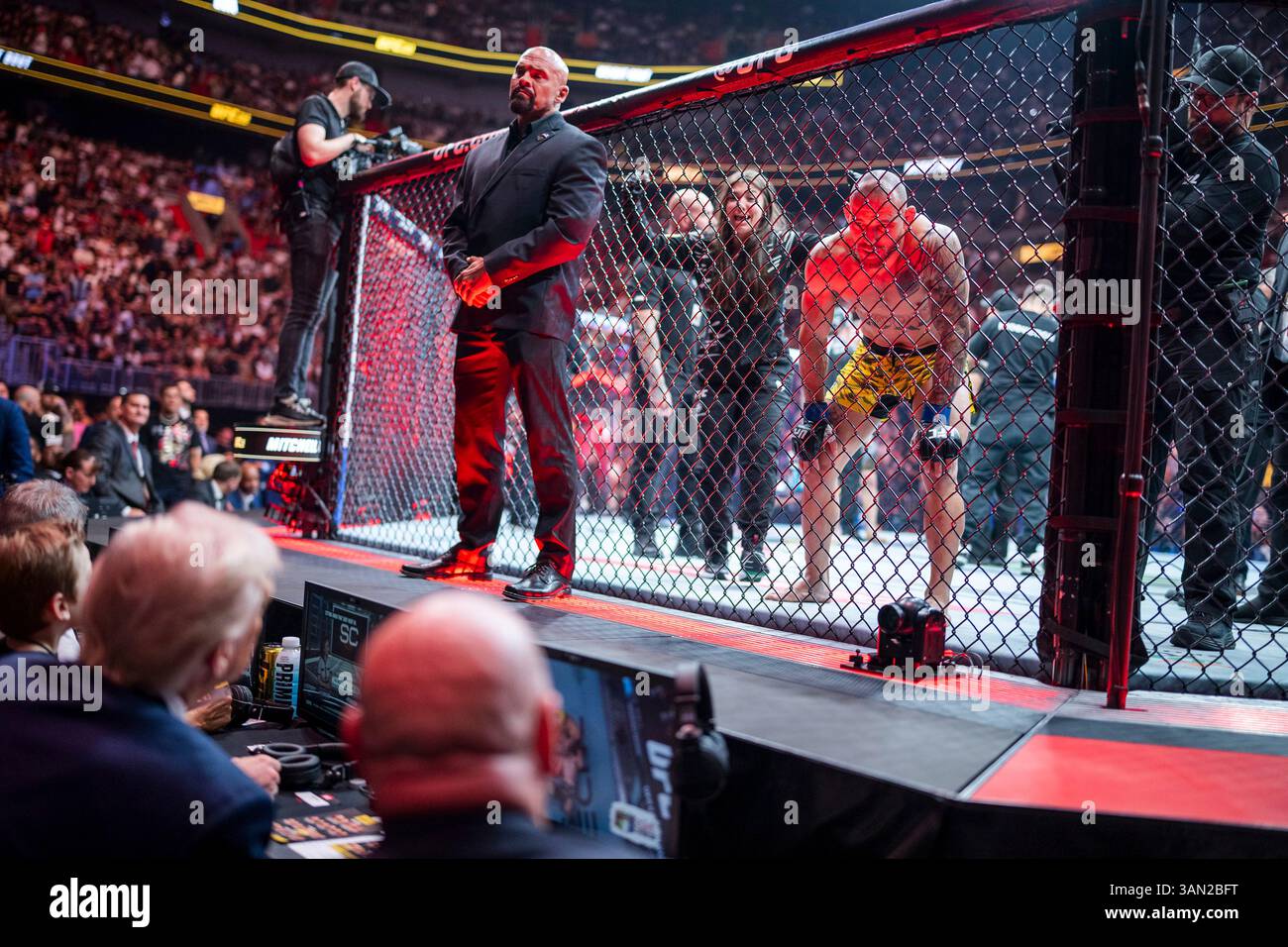 Miami, Stati Uniti. 12 aprile 2025. Il combattente brasiliano dei pesi piuma Jean Silva, giusto, saluta U. Il presidente Donald Trump, se n'è andato dall'interno dell'Octagon durante UFC 314 al Kaseya Center, 12 aprile 2025 a Miami, Florida. Trump è il primo presidente in carica a partecipare a un incontro di arti marziali miste. Credito: Daniel Torok/White House Photo/Alamy Live News Foto Stock