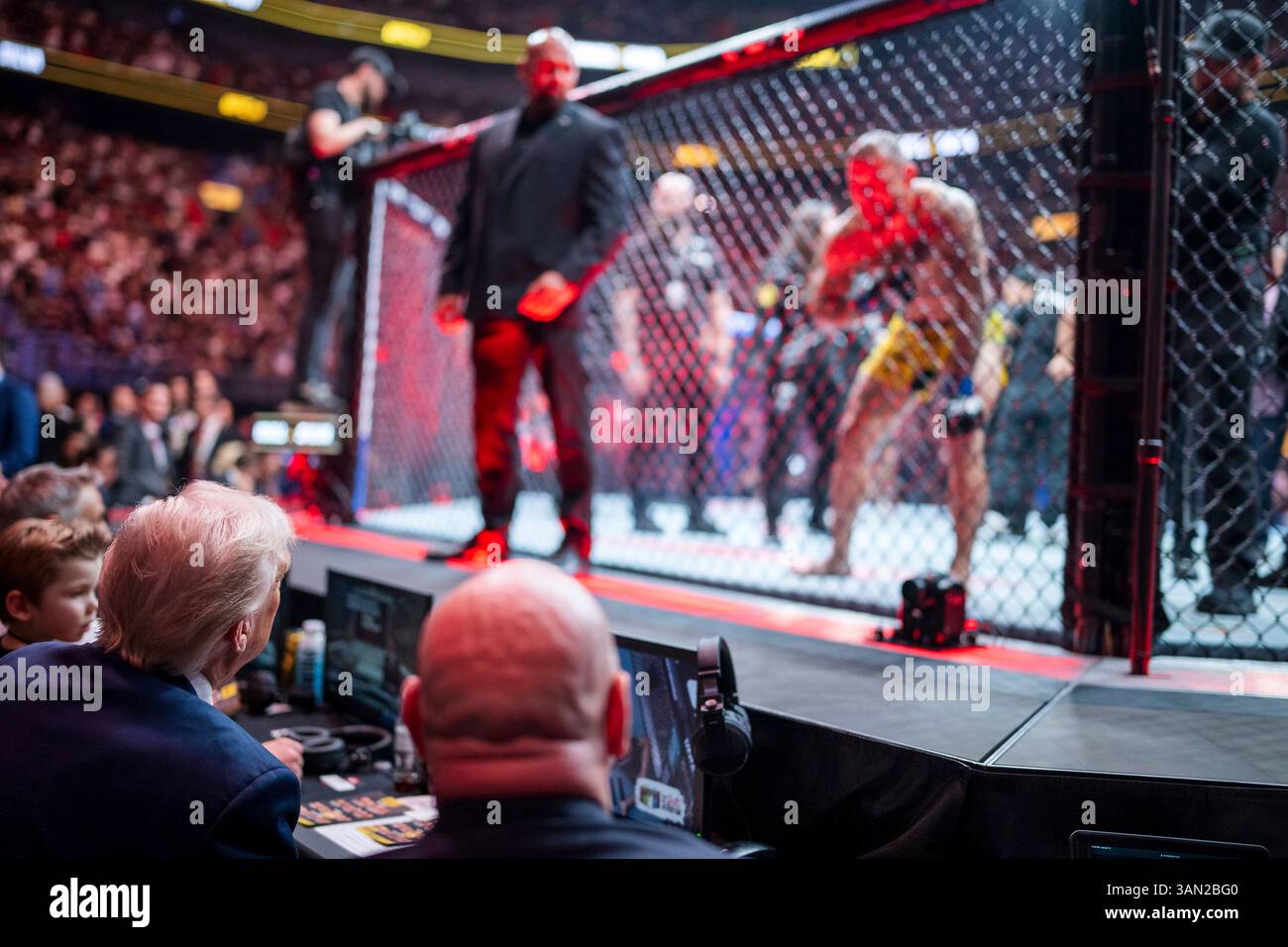 Miami, Stati Uniti. 12 aprile 2025. Il combattente brasiliano dei pesi piuma Jean Silva, giusto, saluta U. Il presidente Donald Trump, se n'è andato dall'interno dell'Octagon durante UFC 314 al Kaseya Center, 12 aprile 2025 a Miami, Florida. Trump è il primo presidente in carica a partecipare a un incontro di arti marziali miste. Credito: Daniel Torok/White House Photo/Alamy Live News Foto Stock