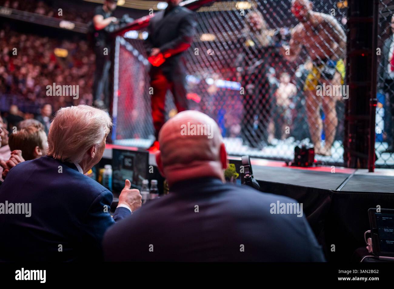 Miami, Stati Uniti. 12 aprile 2025. Il combattente brasiliano dei pesi piuma Jean Silva, giusto, saluta U. Il presidente Donald Trump, se n'è andato dall'interno dell'Octagon durante UFC 314 al Kaseya Center, 12 aprile 2025 a Miami, Florida. Trump è il primo presidente in carica a partecipare a un incontro di arti marziali miste. Credito: Daniel Torok/White House Photo/Alamy Live News Foto Stock