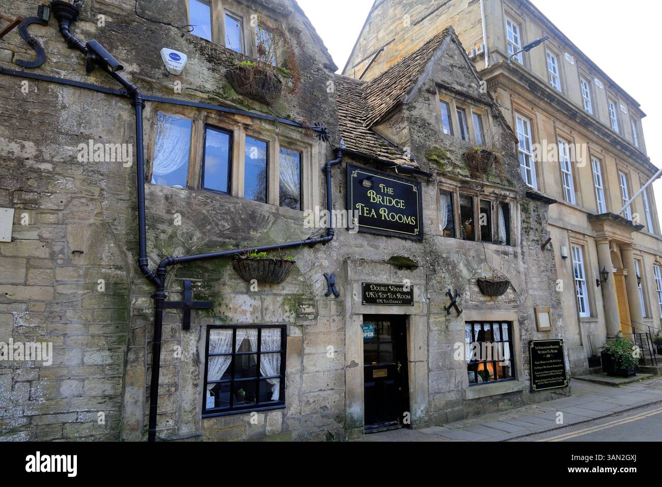 Il Bridge Tearooms vecchio edificio risalente al 1502 quando era un cottage di fabbro, Bradford on Avon. Presa aprile 2025 primavera Foto Stock