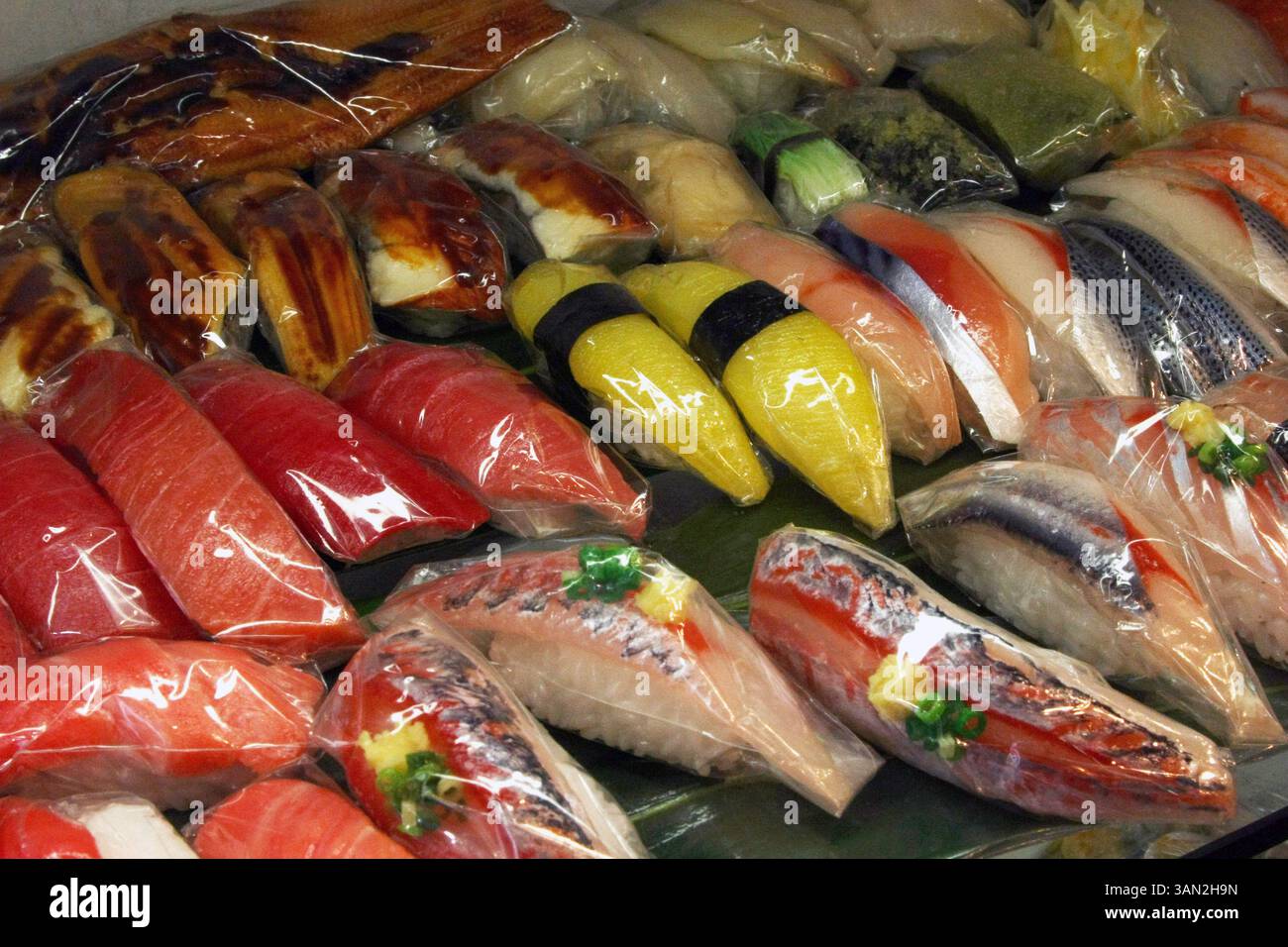 10 aprile 2010 - Tokyo, Giappone - Kappabashi-dori, conosciuta anche come Kappabashi o Kitchen Town, è una strada a Tokyo tra Ueno e Asakusa quasi interamente popolata di negozi che riforniscono il commercio di ristoranti. Questi negozi vendono di tutto, da stoviglie prodotte in serie, mobili per ristoranti, forni e decorazioni, a oggetti esoterici come il cibo da esposizione in plastica (sampuru) che si trova fuori dai ristoranti giapponesi. La strada è anche una destinazione turistica insolita. Si ritiene che il nome della strada derivi sia dalla kappa dei residenti vicini che si asciugavano sul ponte, sia da un mercante Foto Stock