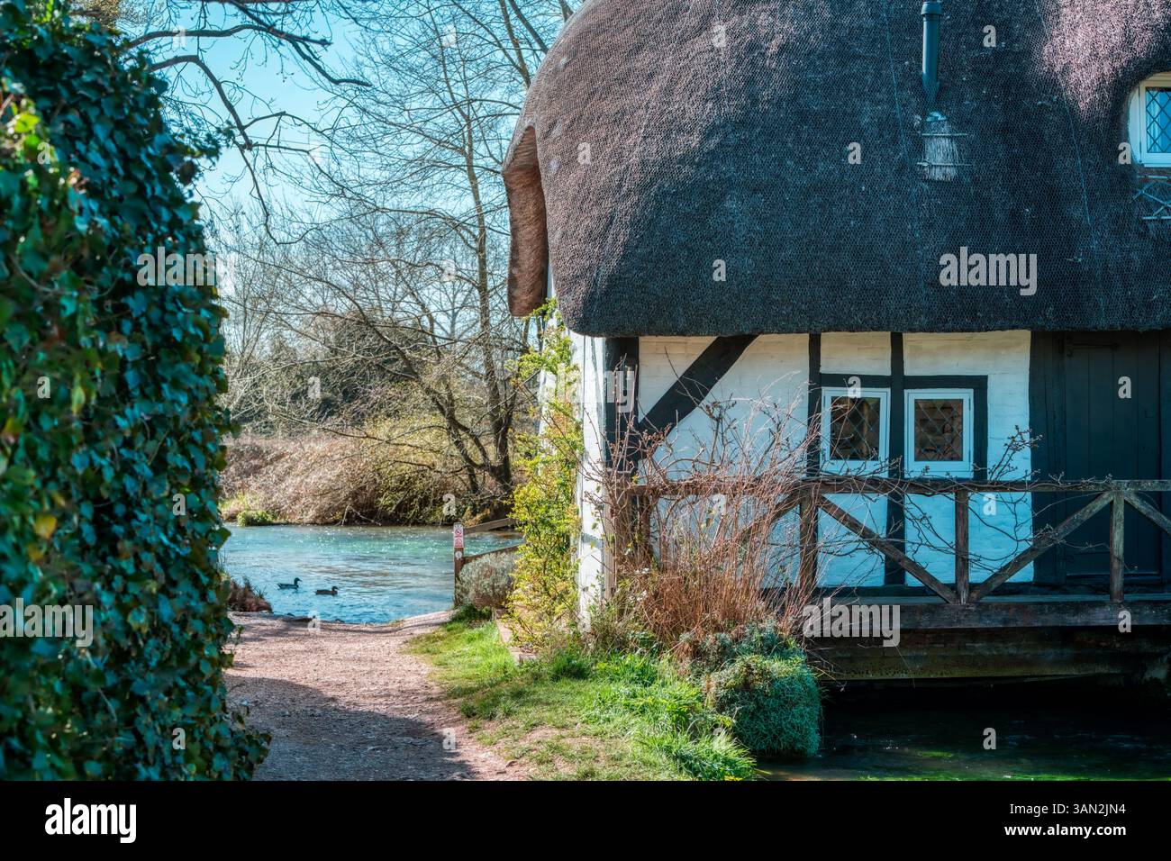 Il Fulling Mill sul fiume Alre ad Alresford, Hampshire, Regno Unito. Un flusso di gesso inglese che scorre velocemente. Foto Stock