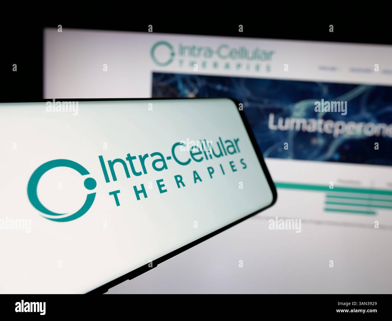 Stoccarda, Germania - 11-28-2024: Smartphone con logo della società biotecnologica statunitense Intra-Cellular Therapies Inc. Sullo schermo davanti al sito web. Foto Stock
