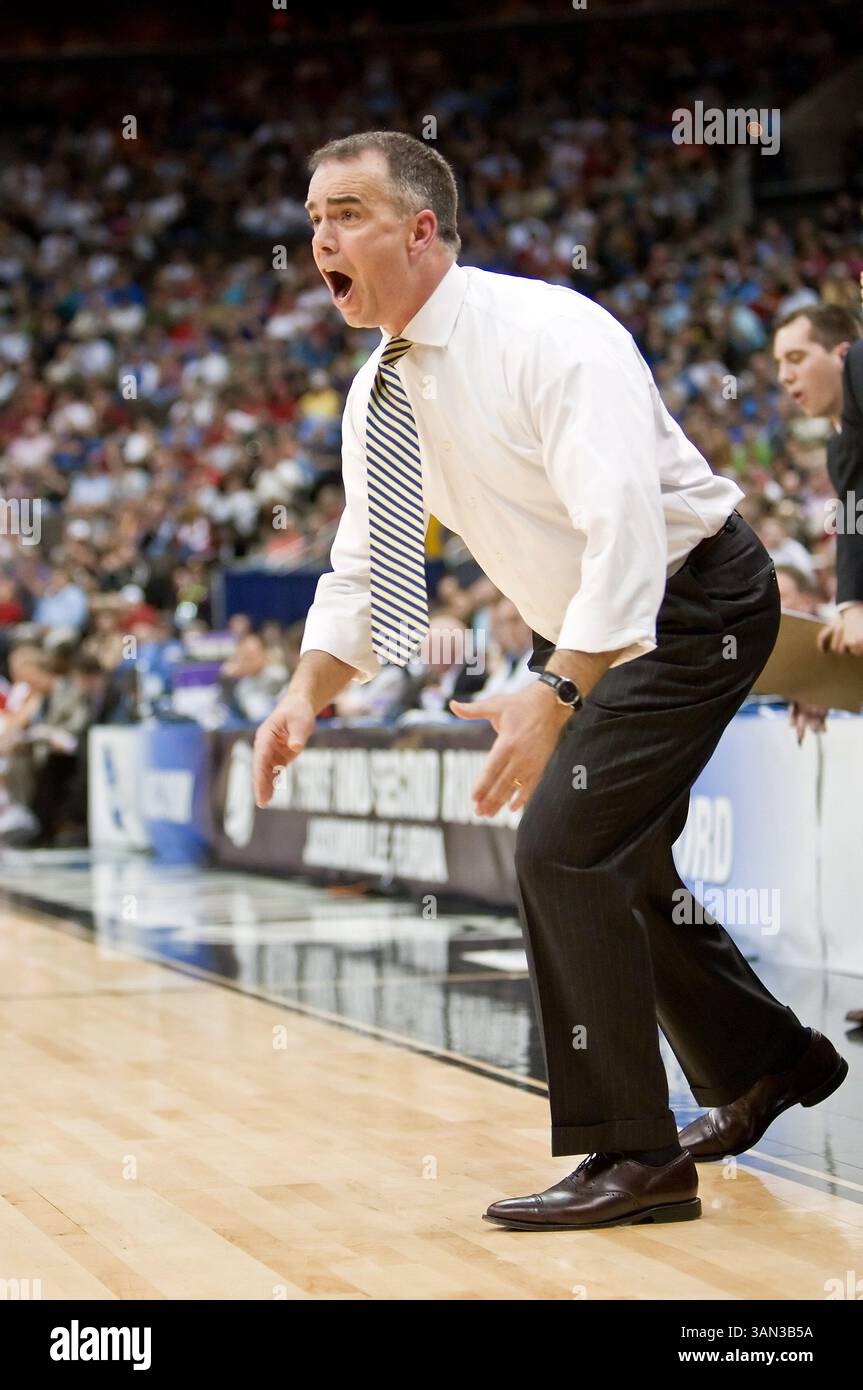 19 marzo 2010: il capo-allenatore di Wofford Mike Young durante il primo round della Division 1 NCAA East Regional tra i Wisconsin Badgers No. 4 (Big Ten) e i Wofford Terriers No. 13 (Southern Conference) alla Jacksonville Veterans Memorial Arena di Jacksonville, Florida. Wisconsin ha sconfitto Wofford 53-49. (Immagine di credito: © Gray Quetti/Cal Sport Media/ZUMApress.com) Foto Stock