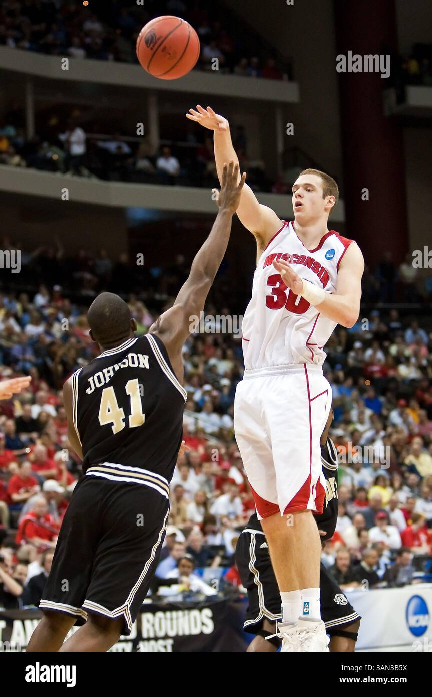19 marzo 2010: l'attaccante del Wisconsin Jon Leuer (30) passa sopra l'attaccante di Wofford Tim Johnson (41) durante il primo round della Division 1 NCAA East Regional tra i No. 4 Wisconsin Badgers (Big Ten) e i No. 13 Wofford Terriers (Southern Conference) alla Jacksonville Veterans Memorial Arena di Jacksonville, Florida. Wisconsin ha sconfitto Wofford 53-49. (Immagine di credito: © Gray Quetti/Cal Sport Media/ZUMApress.com) Foto Stock