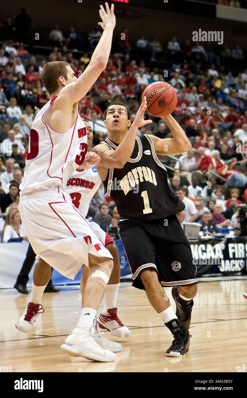 19 marzo 2010: Wofford è la guardia di Cameron Rundles (1) durante il primo round della Division 1 NCAA East Regional tra i No. 4 Wisconsin Badgers (Big Ten) e i No. 13 Wofford Terriers (Southern Conference) alla Jacksonville Veterans Memorial Arena di Jacksonville, Florida. Wisconsin ha sconfitto Wofford 53-49. (Immagine di credito: © Gray Quetti/Cal Sport Media/ZUMApress.com) Foto Stock