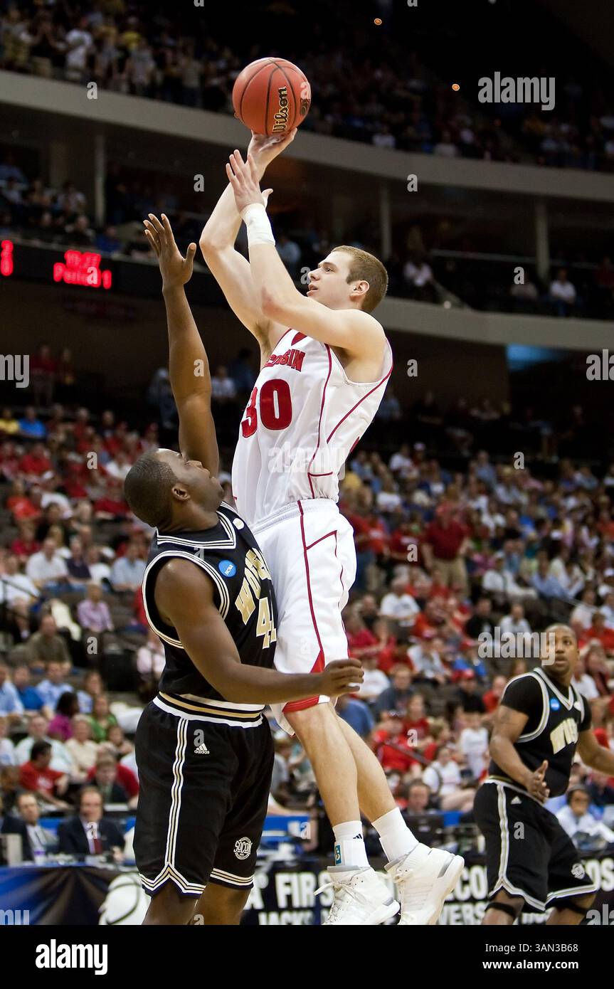 19 marzo 2010: l'attaccante del Wisconsin Jon Leuer (30) sale per un colpo di salto durante il primo round della Division 1 NCAA East Regional Action tra il No. 4 Wisconsin Badgers (Big Ten) e il No. 13 Wofford Terriers (Southern Conference) alla Jacksonville Veterans Memorial Arena di Jacksonville, Florida. Wisconsin ha sconfitto Wofford 53-49. (Immagine di credito: © Gray Quetti/Cal Sport Media/ZUMApress.com) Foto Stock