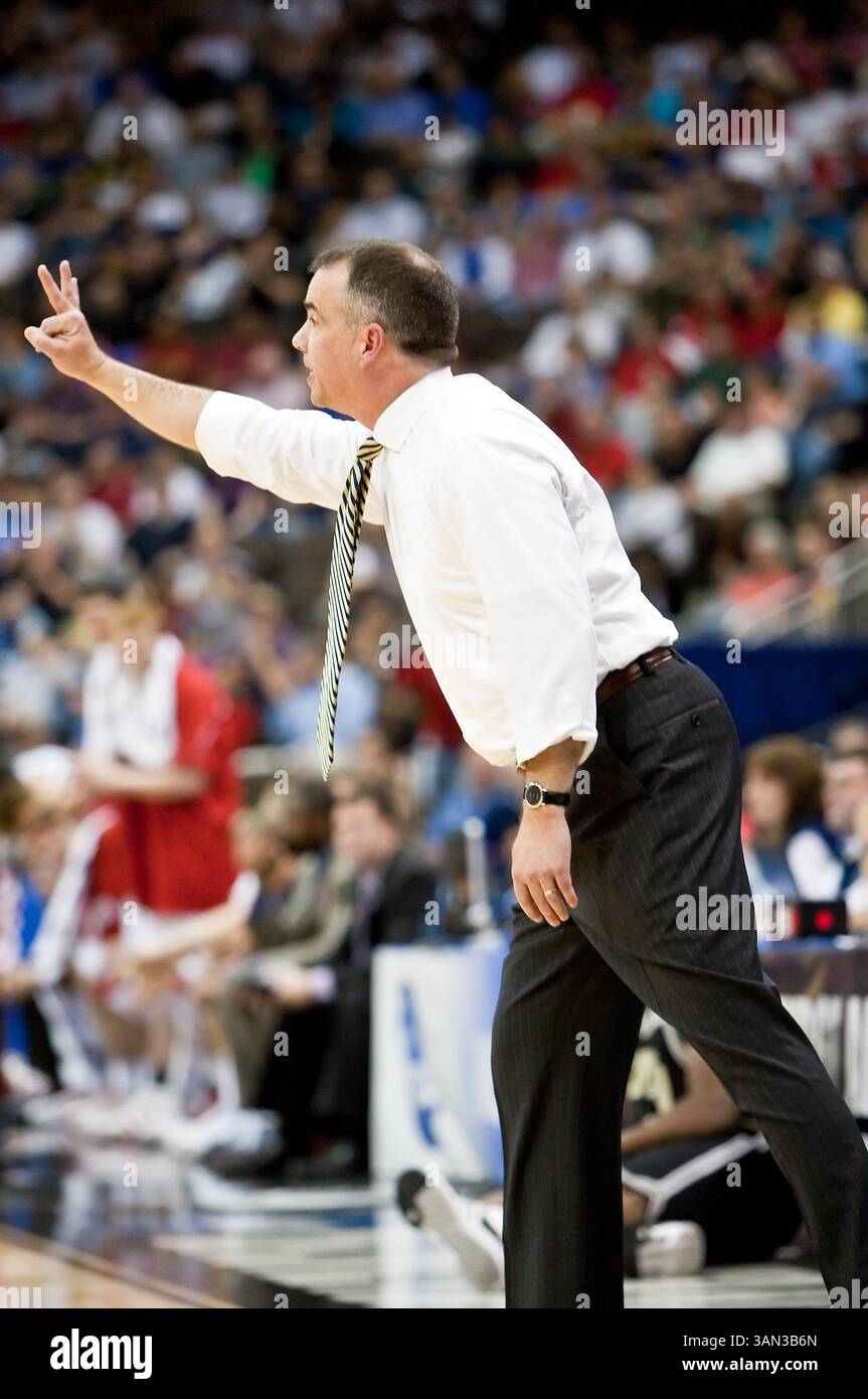 19 marzo 2010: il capo-allenatore di Wofford Mike Young chiama a giocare durante il primo round della Division 1 NCAA East Regional tra i No. 4 Wisconsin Badgers (Big Ten) e i No. 13 Wofford Terriers (Southern Conference) alla Jacksonville Veterans Memorial Arena di Jacksonville, Florida. Wisconsin ha sconfitto Wofford 53-49. (Immagine di credito: © Gray Quetti/Cal Sport Media/ZUMApress.com) Foto Stock