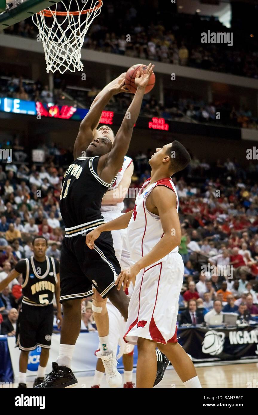 19 marzo 2010: l'attaccante di Wofford Tim Johnson (41) sale per un rimbalzo durante il primo round della Division 1 NCAA East Regional tra i No. 4 Wisconsin Badgers (Big Ten) e i No. 13 Wofford Terriers (Southern Conference) alla Jacksonville Veterans Memorial Arena di Jacksonville, Florida. Wisconsin ha sconfitto Wofford 53-49. (Immagine di credito: © Gray Quetti/Cal Sport Media/ZUMApress.com) Foto Stock