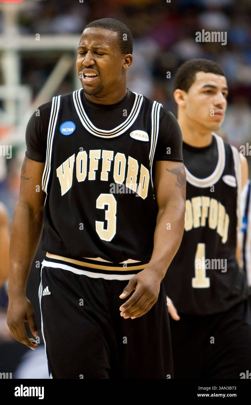19 marzo 2010: la guardia di Wofford Junior Salters reagisce a una chiamata durante il primo round della Division 1 NCAA East Regional tra i No. 4 Wisconsin Badgers (Big Ten) e i No. 13 Wofford Terriers (Southern Conference) alla Jacksonville Veterans Memorial Arena di Jacksonville, Florida. Wisconsin ha sconfitto Wofford 53-49. (Immagine di credito: © Gray Quetti/Cal Sport Media/ZUMApress.com) Foto Stock