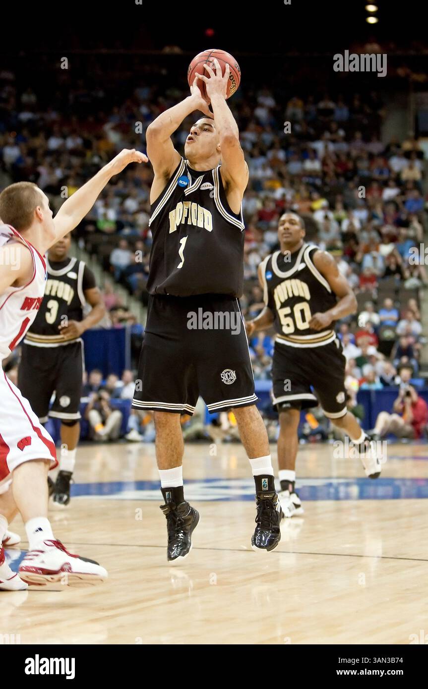 19 marzo 2010: Wofford è la guardia di Cameron Rundles (1) durante il primo round della Division 1 NCAA East Regional tra i No. 4 Wisconsin Badgers (Big Ten) e i No. 13 Wofford Terriers (Southern Conference) alla Jacksonville Veterans Memorial Arena di Jacksonville, Florida. Wisconsin ha sconfitto Wofford 53-49. (Immagine di credito: © Gray Quetti/Cal Sport Media/ZUMApress.com) Foto Stock