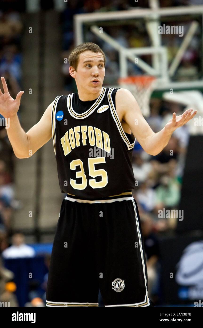 19 marzo 2010: la guardia di Wofford Brad Loesing (35) reagisce ad una chiamata durante il primo round della Division 1 NCAA East Regional tra i No. 4 Wisconsin Badgers (Big Ten) e i No. 13 Wofford Terriers (Southern Conference) alla Jacksonville Veterans Memorial Arena di Jacksonville, Florida. Wisconsin ha sconfitto Wofford 53-49. (Immagine di credito: © Gray Quetti/Cal Sport Media/ZUMApress.com) Foto Stock