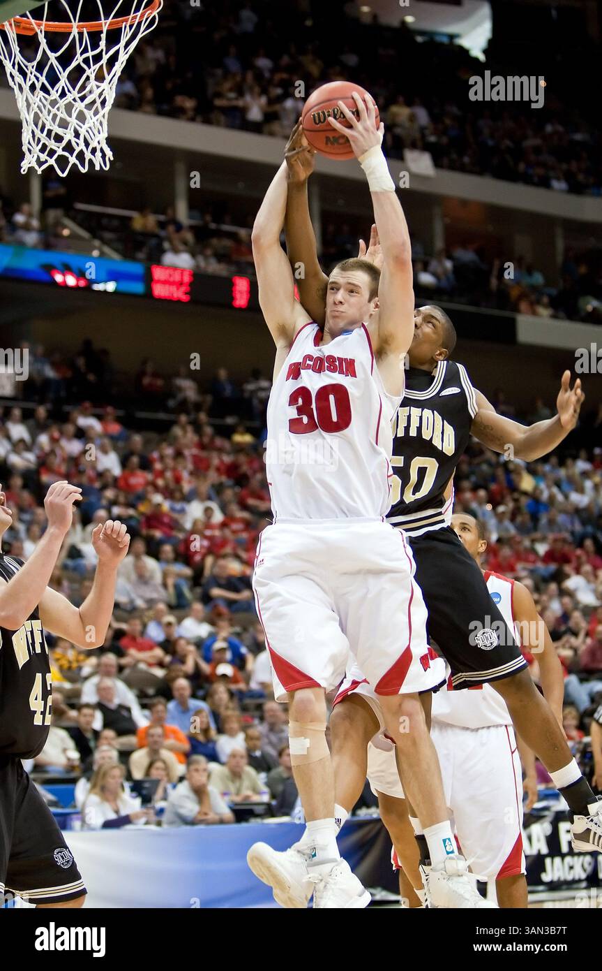 19 marzo 2010: l'attaccante del Wisconsin Jon Leuer (30) sale per un rimbalzo sull'attaccante di Wofford Terry Martin (50) durante il primo round della Division 1 NCAA East Regional tra i No. 4 Wisconsin Badgers (Big Ten) e i No. 13 Wofford Terriers (Southern Conference) alla Jacksonville Veterans Memorial Arena di Jacksonville, Florida. Wisconsin ha sconfitto Wofford 53-49. (Immagine di credito: © Gray Quetti/Cal Sport Media/ZUMApress.com) Foto Stock