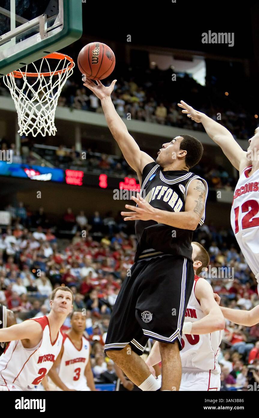 19 marzo 2010: Wofford è la guardia di Cameron Rundles (1) durante il primo round della Division 1 NCAA East Regional tra i No. 4 Wisconsin Badgers (Big Ten) e i No. 13 Wofford Terriers (Southern Conference) alla Jacksonville Veterans Memorial Arena di Jacksonville, Florida. Wisconsin ha sconfitto Wofford 53-49. (Immagine di credito: © Gray Quetti/Cal Sport Media/ZUMApress.com) Foto Stock