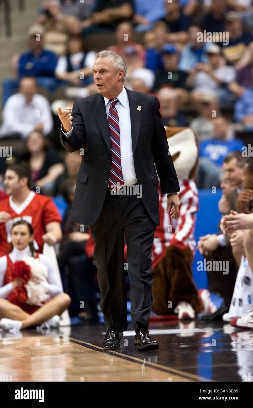 19 marzo 2010: il capo-allenatore del Wisconsin Bo Ryan durante il primo round della Division 1 NCAA East Regional tra i Wisconsin Badgers No. 4 (Big Ten) e i Wofford Terriers No. 13 (Southern Conference) alla Jacksonville Veterans Memorial Arena di Jacksonville, Florida. Wisconsin ha sconfitto Wofford 53-49. (Immagine di credito: © Gray Quetti/Cal Sport Media/ZUMApress.com) Foto Stock