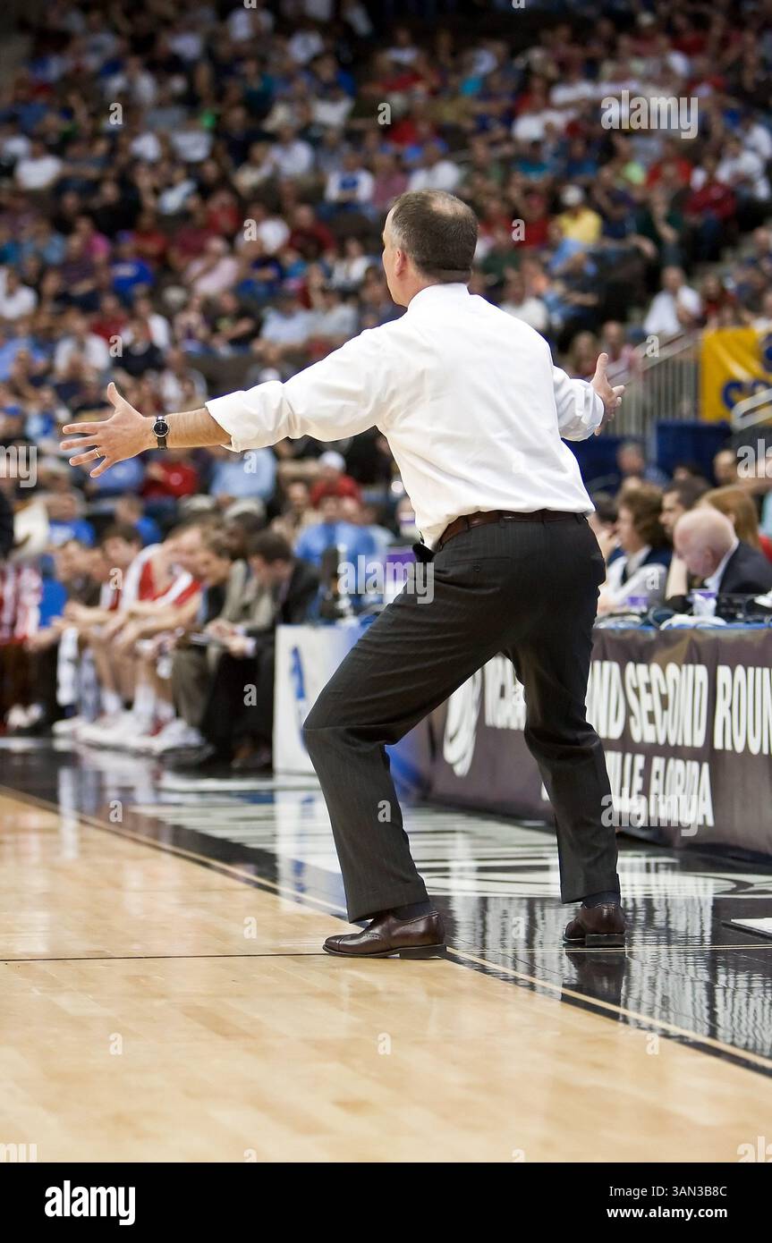 19 marzo 2010: il capo-allenatore di Wofford Mike Young durante il primo round della Division 1 NCAA East Regional tra i Wisconsin Badgers No. 4 (Big Ten) e i Wofford Terriers No. 13 (Southern Conference) alla Jacksonville Veterans Memorial Arena di Jacksonville, Florida. Wisconsin ha sconfitto Wofford 53-49. (Immagine di credito: © Gray Quetti/Cal Sport Media/ZUMApress.com) Foto Stock