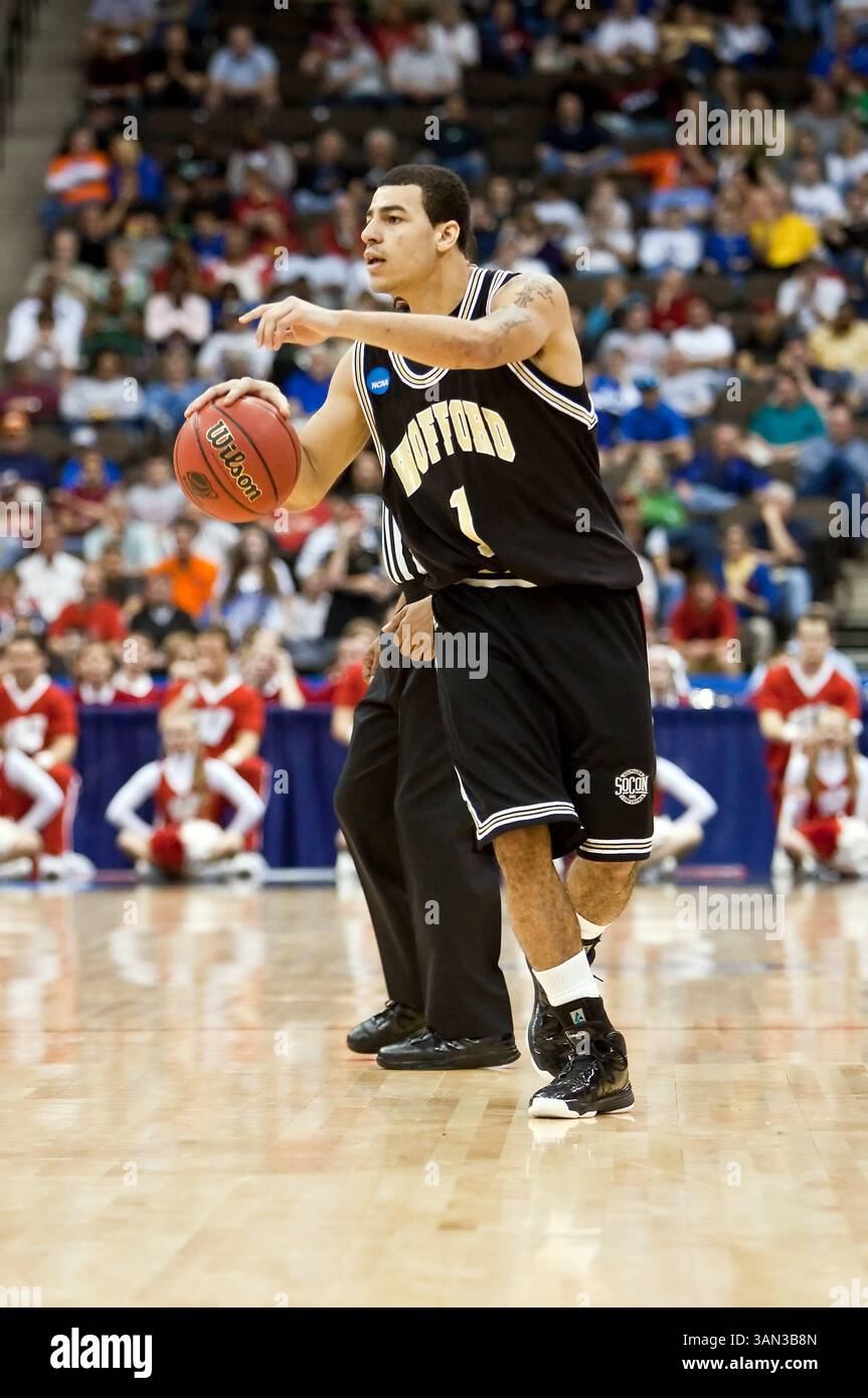 19 marzo 2010: Wofford è la guardia di Cameron Rundles (1) durante il primo round della Division 1 NCAA East Regional tra i No. 4 Wisconsin Badgers (Big Ten) e i No. 13 Wofford Terriers (Southern Conference) alla Jacksonville Veterans Memorial Arena di Jacksonville, Florida. Wisconsin ha sconfitto Wofford 53-49. (Immagine di credito: © Gray Quetti/Cal Sport Media/ZUMApress.com) Foto Stock