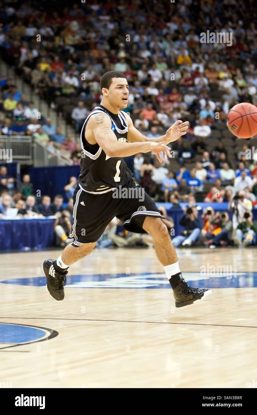 19 marzo 2010: la guardia di Wofford Cameron Rundles (1) passa durante il primo round della Division 1 NCAA East Regional tra i No. 4 Wisconsin Badgers (Big Ten) e i No. 13 Wofford Terriers (Southern Conference) alla Jacksonville Veterans Memorial Arena di Jacksonville, Florida. Wisconsin ha sconfitto Wofford 53-49. (Immagine di credito: © Gray Quetti/Cal Sport Media/ZUMApress.com) Foto Stock