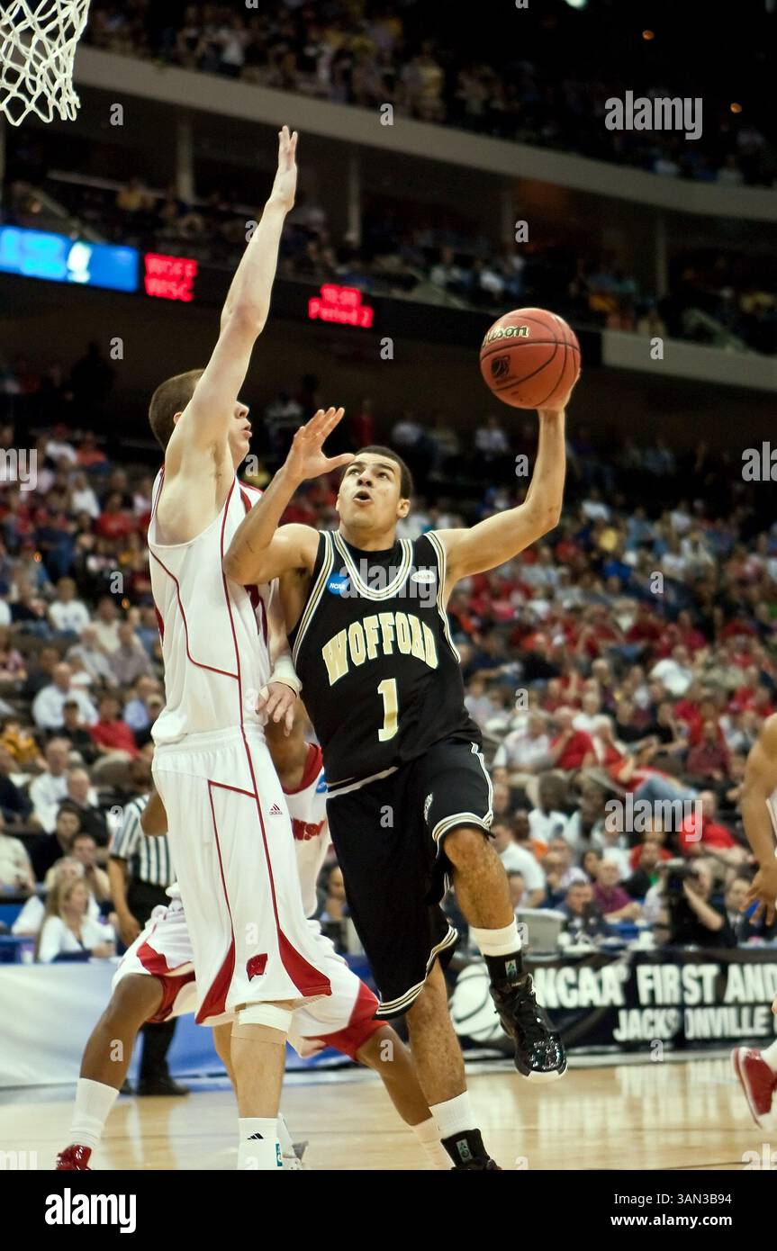 19 marzo 2010: Wofford è la guardia di Cameron Rundles (1) durante il primo round della Division 1 NCAA East Regional tra i No. 4 Wisconsin Badgers (Big Ten) e i No. 13 Wofford Terriers (Southern Conference) alla Jacksonville Veterans Memorial Arena di Jacksonville, Florida. Wisconsin ha sconfitto Wofford 53-49. (Immagine di credito: © Gray Quetti/Cal Sport Media/ZUMApress.com) Foto Stock