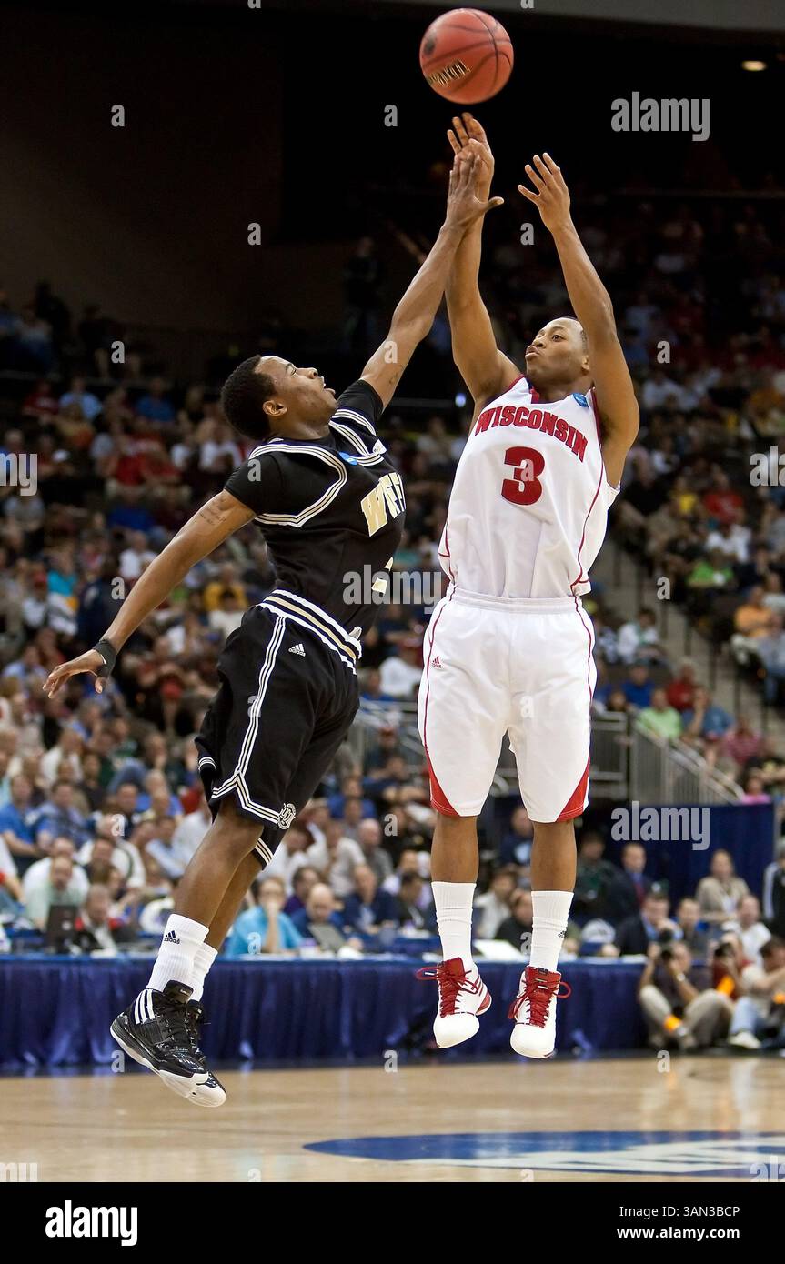 19 marzo 2010: La guardia del Wisconsin Trevon Hughes (3) spara sulle braccia allungate dell'attaccante di Wofford Nathan Parker (2) durante il primo round della Division 1 NCAA East Regional tra i No. 4 Wisconsin Badgers (Big Ten) e i No. 13 Wofford Terriers (Southern Conference) alla Jacksonville Veterans Memorial Arena di Jacksonville, Florida. Wisconsin ha sconfitto Wofford 53-49. (Immagine di credito: © Gray Quetti/Cal Sport Media/ZUMApress.com) Foto Stock