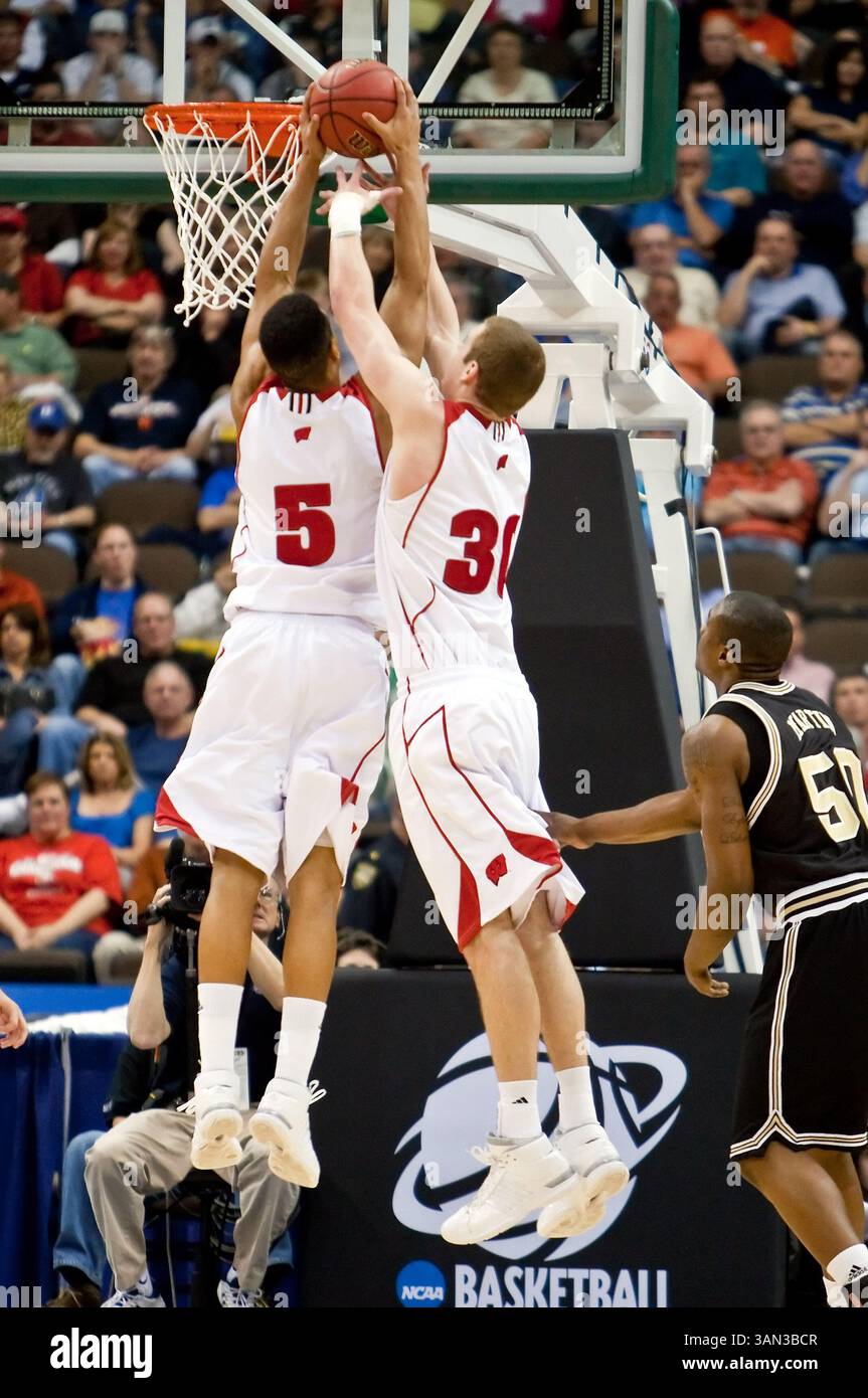 19 marzo 2010: la guardia/attaccante del Wisconsin Ryan Evans (5) e l'attaccante del Wisconsin Jon Leuer (30) salgono per un rimbalzo durante il primo round della Division 1 NCAA East Regional tra i No. 4 Wisconsin Badgers (Big Ten) e i No. 13 Wofford Terriers (Southern Conference) alla Jacksonville Veterans Memorial Arena di Jacksonville, Florida. Wisconsin ha sconfitto Wofford 53-49. (Immagine di credito: © Gray Quetti/Cal Sport Media/ZUMApress.com) Foto Stock