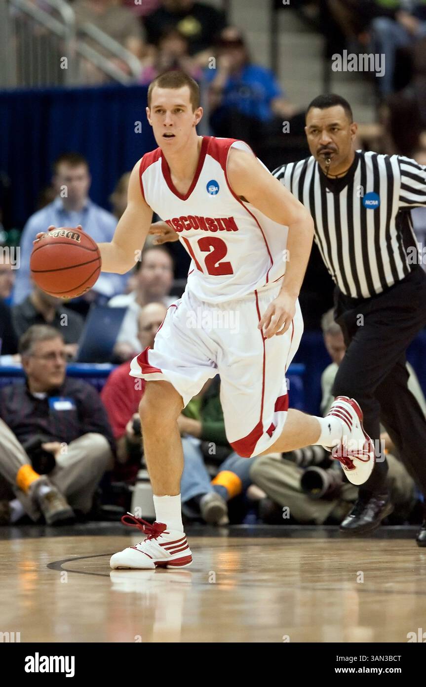 19 marzo 2010: la guardia del Wisconsin Jason Bohannon (12) durante il primo round della Division 1 NCAA East Regional tra i No. 4 Wisconsin Badgers (Big Ten) e i No. 13 Wofford Terriers (Southern Conference) alla Jacksonville Veterans Memorial Arena di Jacksonville, Florida. Wisconsin ha sconfitto Wofford 53-49. (Immagine di credito: © Gray Quetti/Cal Sport Media/ZUMApress.com) Foto Stock