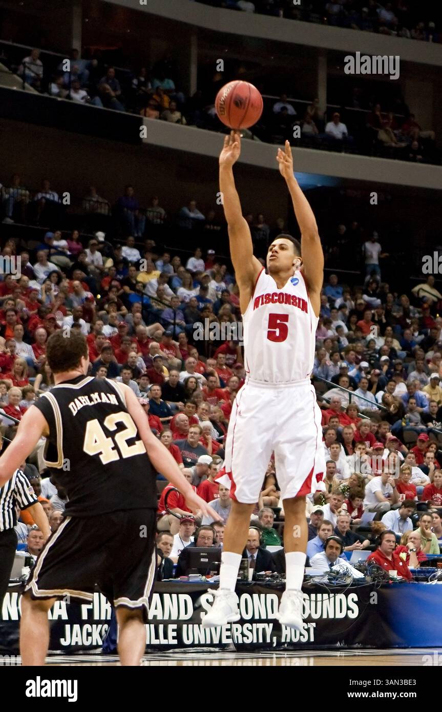 19 marzo 2010: Guardia/attaccante del Wisconsin Ryan Evans (5) durante il primo round della Division 1 NCAA East Regional Action tra i Wisconsin Badgers No. 4 (Big Ten) e i Wofford Terriers No. 13 (Southern Conference) alla Jacksonville Veterans Memorial Arena di Jacksonville, Florida. Wisconsin ha sconfitto Wofford 53-49. (Immagine di credito: © Gray Quetti/Cal Sport Media/ZUMApress.com) Foto Stock