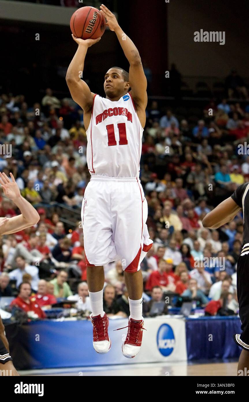 19 marzo 2010: la guardia del Wisconsin Jordan Taylor (11) durante il primo round della Division 1 NCAA East Regional tra i Wisconsin Badgers No. 4 (Big Ten) e i Wofford Terriers No. 13 (Southern Conference) alla Jacksonville Veterans Memorial Arena di Jacksonville, Florida. Wisconsin ha sconfitto Wofford 53-49. (Immagine di credito: © Gray Quetti/Cal Sport Media/ZUMApress.com) Foto Stock