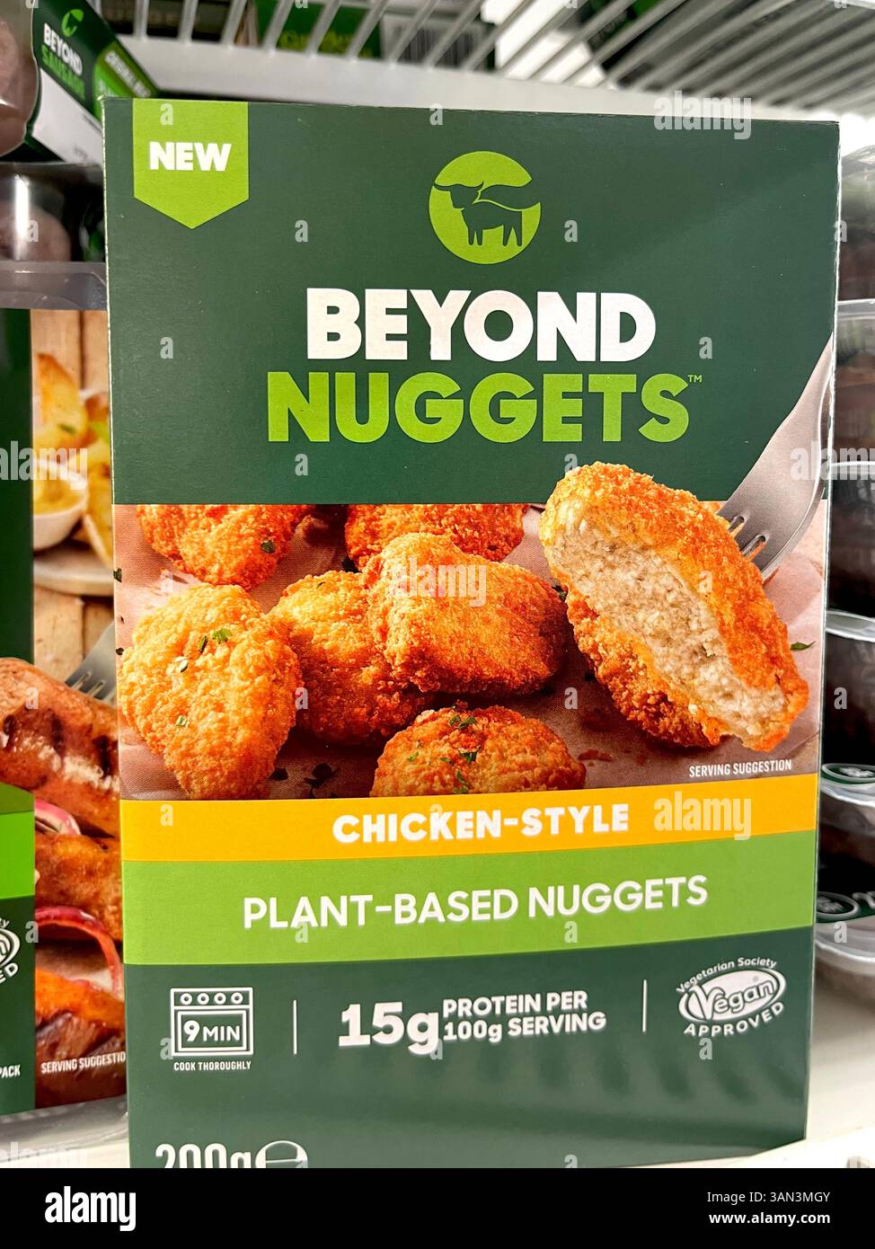Confezione di pepite vegane vegetali nella sezione surgelati del negozio di alimentari, che offre un'opzione di pasto delizioso senza carne per diete vegane, oltre alle pepite Foto Stock