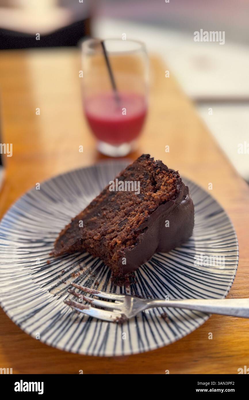 Torta al cioccolato e bevanda al tavolo nel Formidable Cafe di Saragozza Foto Stock