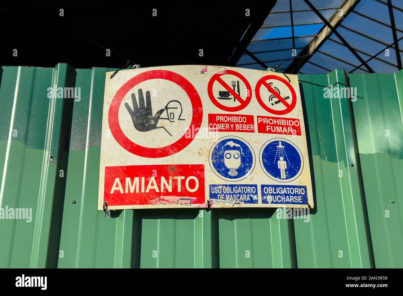 Cartello segnaletico per amianto in un cantiere, Saragozza, Spagna Foto Stock