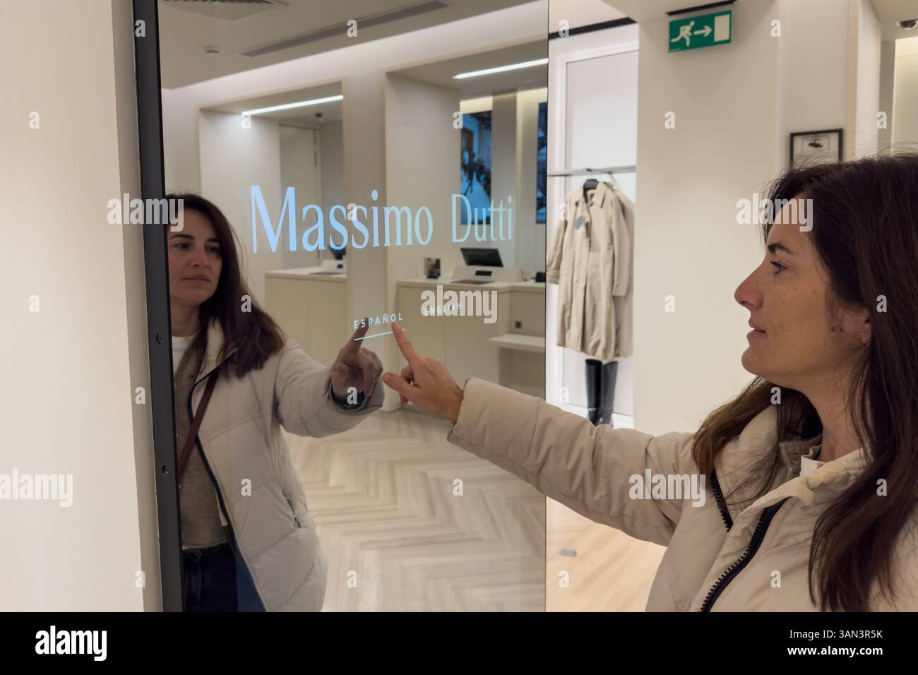 Donna che usa lo schermo interattivo in un negozio di moda, Saragozza, Spagna Foto Stock