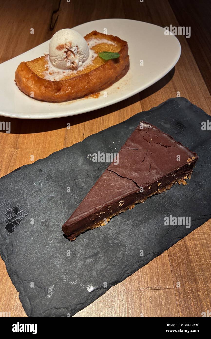 Torta al cioccolato e Torrijas tradizionali spagnole (toast alla francese) Foto Stock