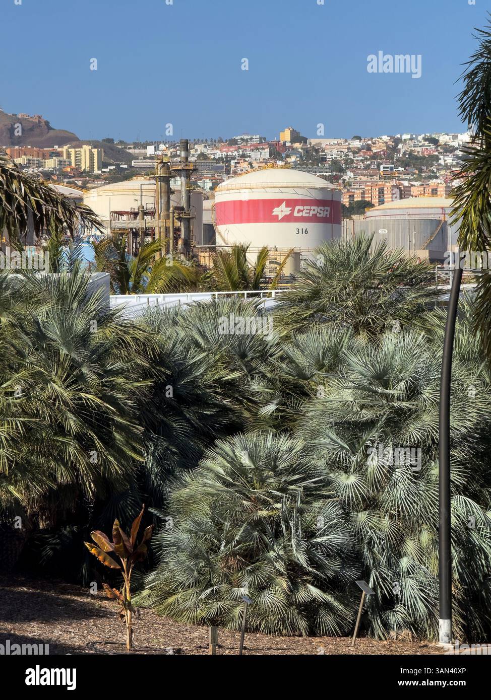Raffineria di petrolio a Santa Cruz de Tenerife, Isole Canarie, Spagna - Immagine stock catturata con smartphone