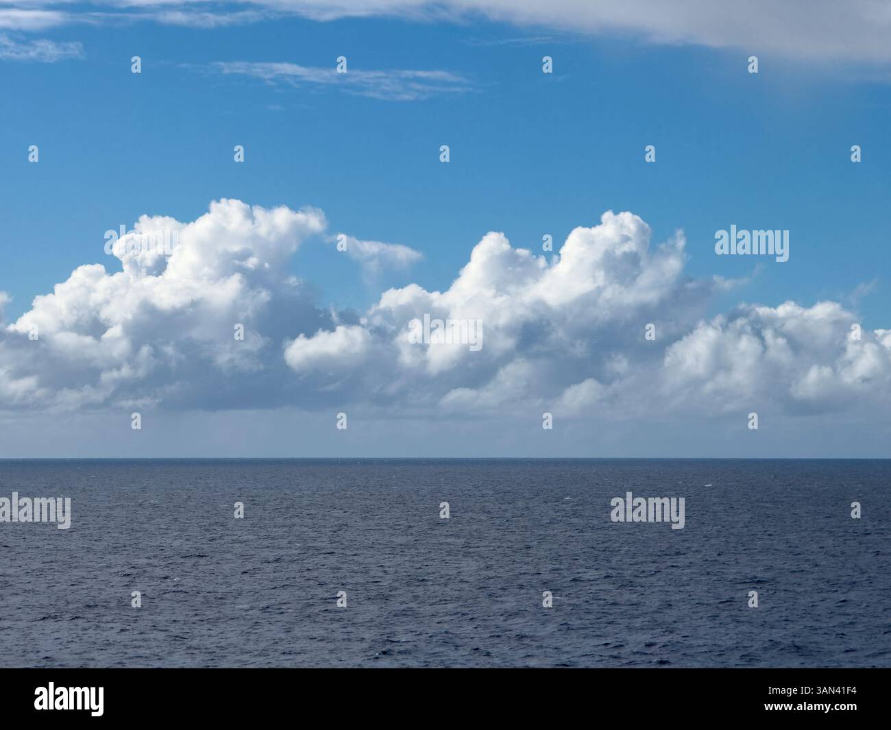 Oceano azzurro e cielo cristallino con orizzonte, Oceano Atlantico - Immagine stock catturata con smartphone