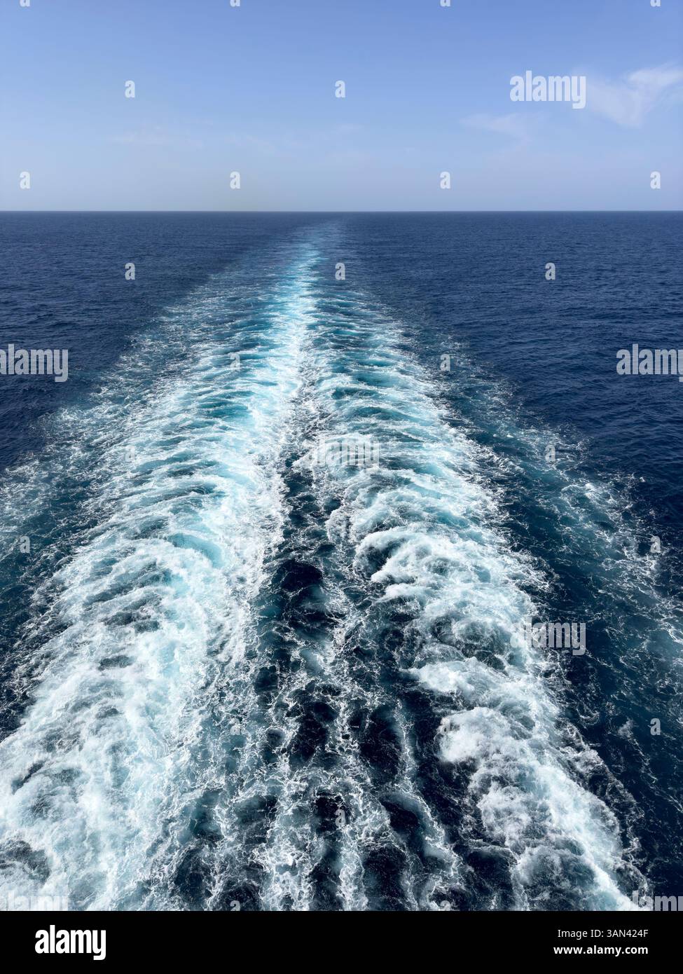 Risveglio da una nave da crociera nell'oceano Atlantico - Immagine stock catturata con smartphone