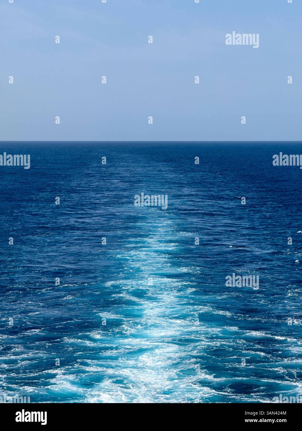 Risveglio da una nave da crociera nell'oceano Atlantico Foto Stock