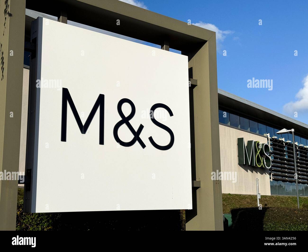 Marks e il logo Spencer al flagship store di Chester, Inghilterra - Immagine stock catturata con smartphone
